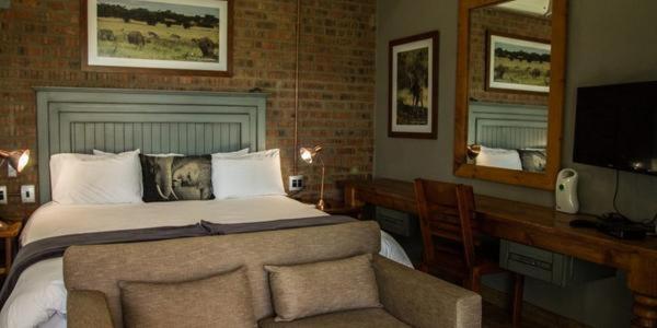 Chameleon Bush Lodge Hammanskraal Bagian luar foto