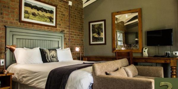 Chameleon Bush Lodge Hammanskraal Bagian luar foto